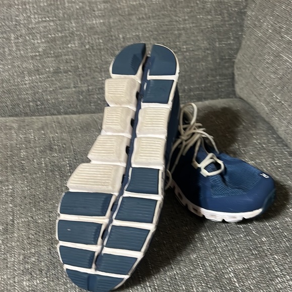 On running shoes - Picture 3 of 6